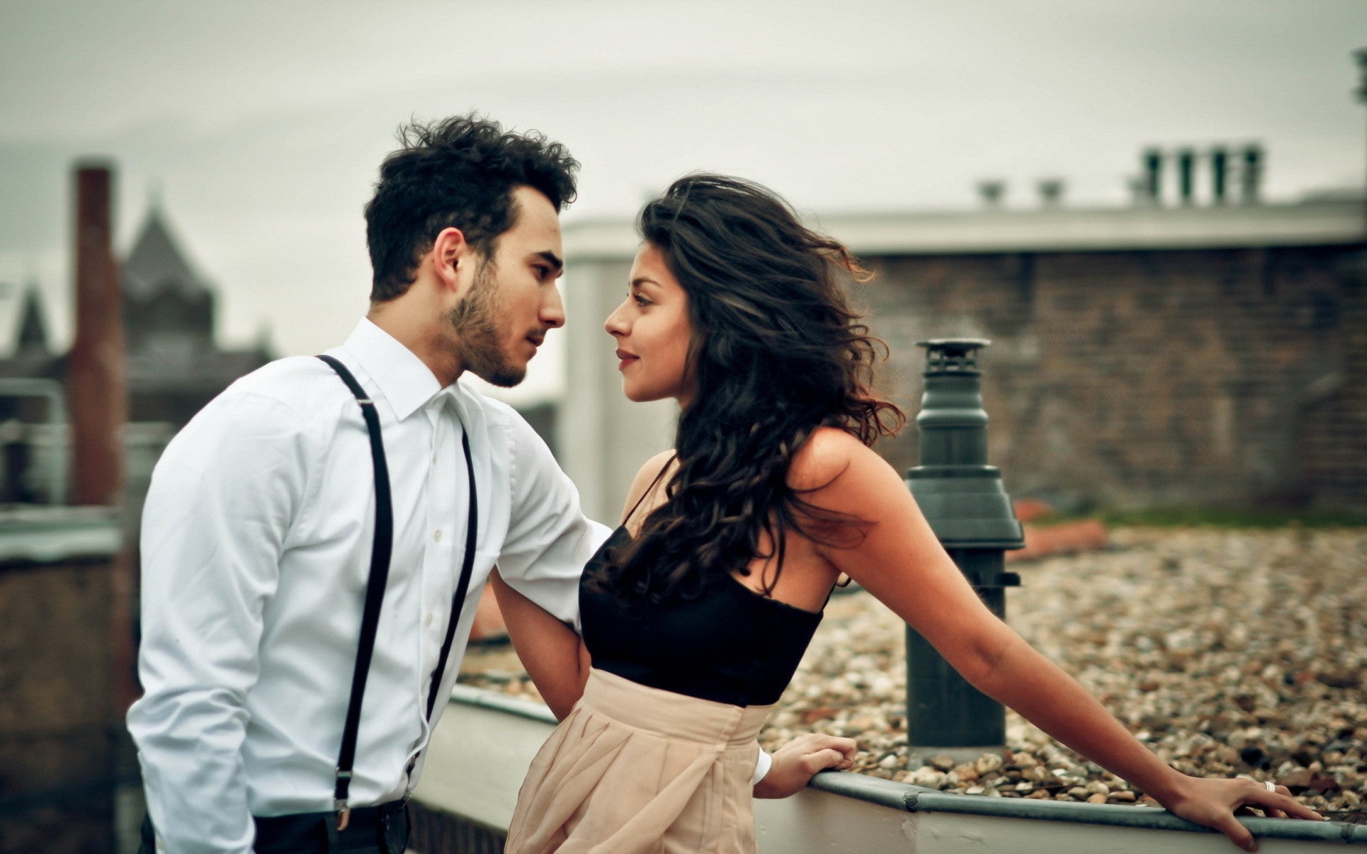 8 Body Language Cues That Suggest Sexual Interest